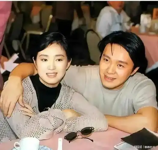 90年代,周星驰和巩俐的一张亲密合照