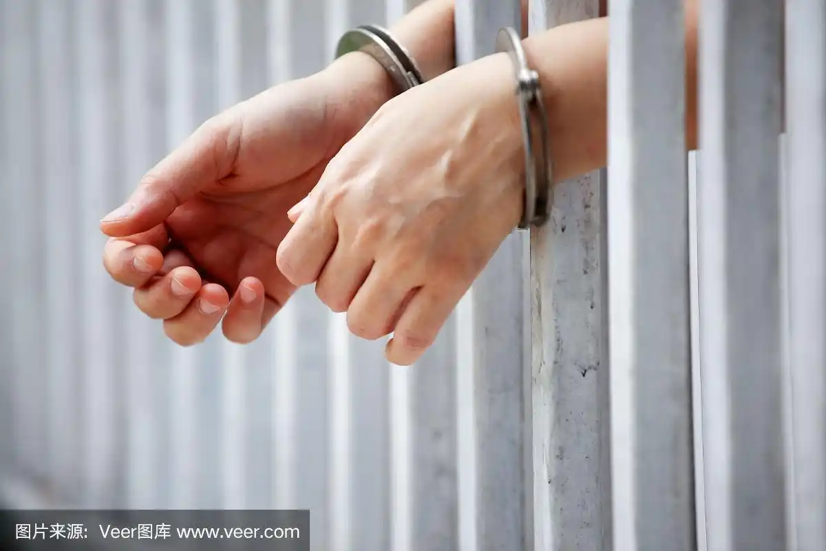 有入狱囚犯的双手背景