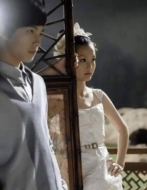 杨洋李沁隔空秀恩爱?照片惊人相似,配文就像接暗号