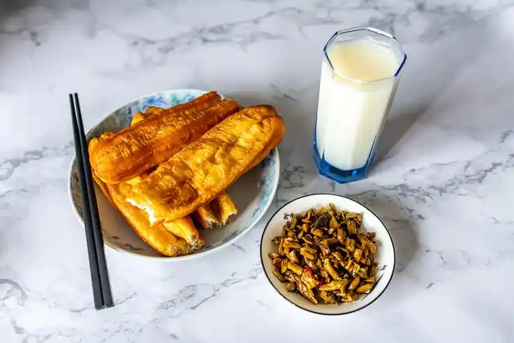 豆浆油条早餐豇豆盐菜