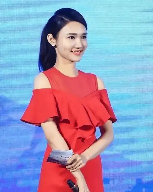 在龙洋的大学生活中,她除了投入学习外,还积极参与各种主持活动,志在