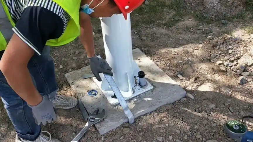 小伙做监控立杆接地扁铁简单快捷美观这工艺能打100分