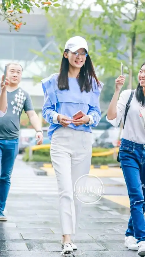 李沁用穿搭证明干净简约的私服才是机场街拍的清流