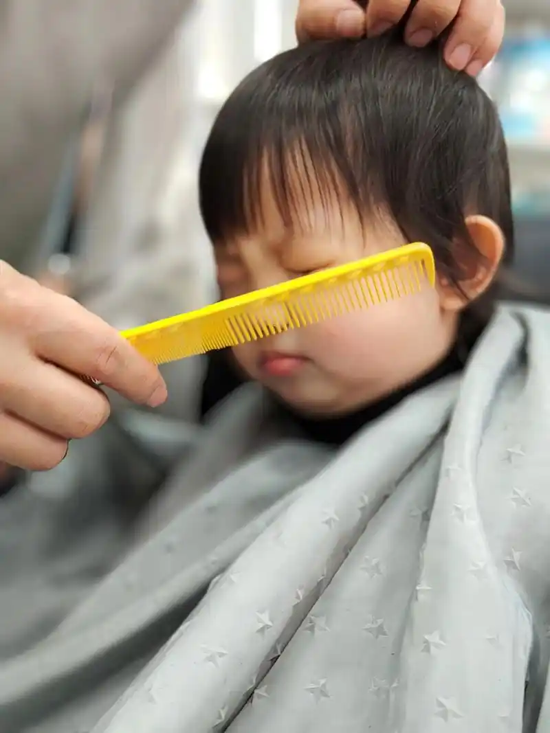 剪头发,各种表情包的妹妹