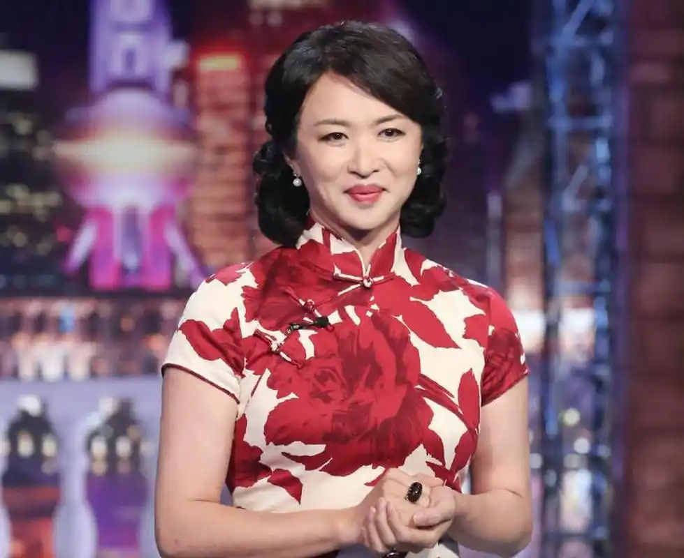 最近,金星分享了一组照片,有风景的,也有她老公汉斯和家里的狗.