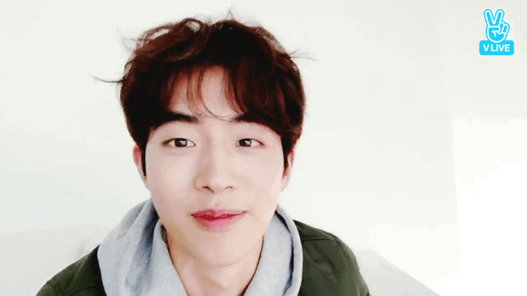 南柱赫自拍微笑抿嘴gif动图_动态图_表情包下载_soogif