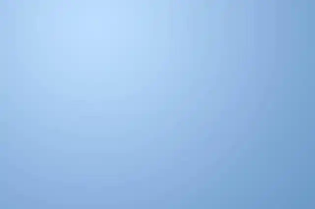 选择渐变工具,颜色设置为淡蓝色至蓝色,如图1,然后由左上部向右下拉出