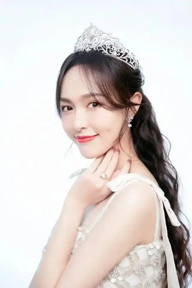 唐嫣,身穿公主裙,戴王冠,高贵优雅,生图遮不住美貌 - 抖音
