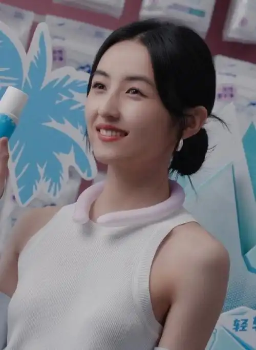 张子枫被曝恢复单身,纯素颜外出身材消瘦,与焉栩嘉恋情遭到群嘲