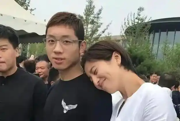 国乒"不倒翁"许昕:妻子是国乒第1美女,为老公甘愿退役3年生2娃|刘诗雯
