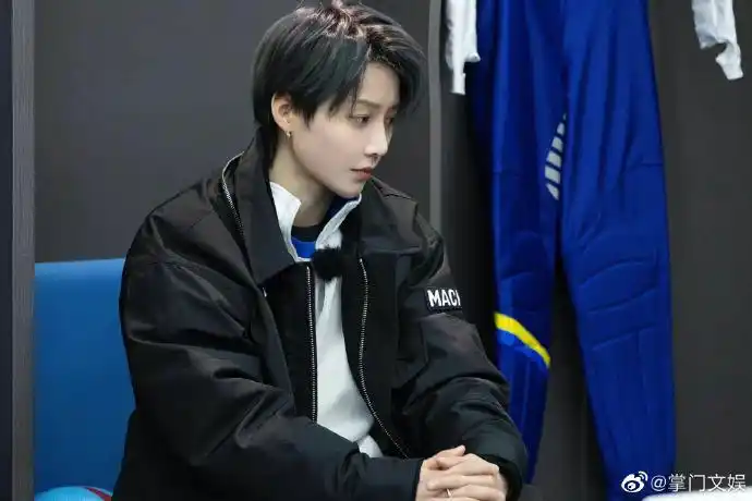 刘雨昕运动者联盟练习滑冰剧照##刘雨昕运动者联盟黑色外套造型剧照