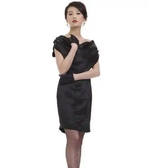 刘诗诗终于迈出了大胆的一步,穿上黑丝袜,紧身吊袜带变身舞者!