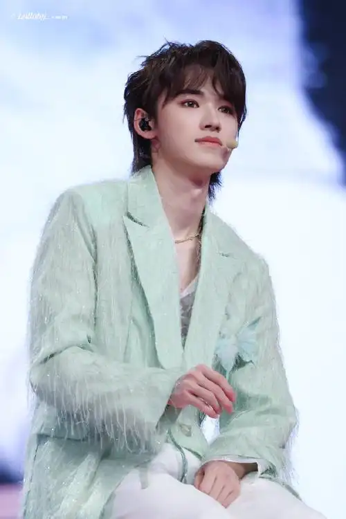 宋亚轩楼外楼演唱会##时代少年团叁重楼暨出道四周年演唱会##时代