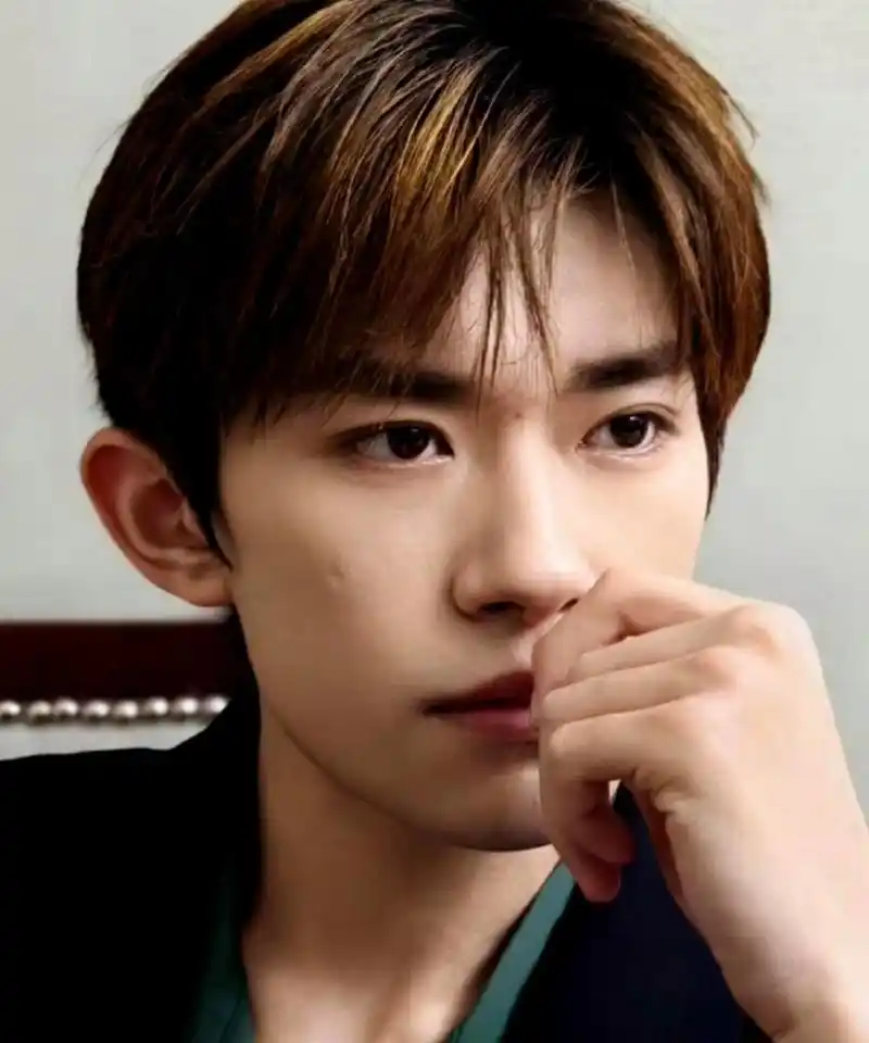 易烊千玺在幕后拍摄时展现出清晰流畅的下颌线和英气十足的侧脸,眼神