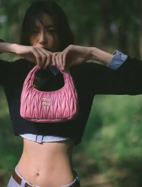 超模刘雯晒近照,面部表情充满故事感,穿露脐上衣秀平坦腰腹!_腾讯新闻