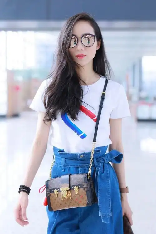 韩雪穿白色印花t配阔腿牛仔裤现身行走间笑容灿烂秀长腿气场十足