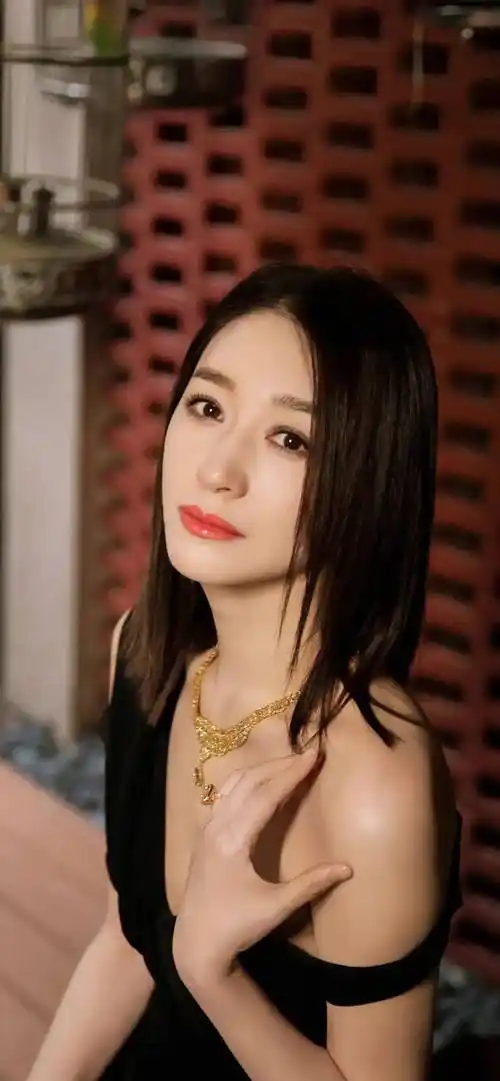 李小冉真是"瘦而不柴",穿大领口无痕裙秀凹凸身材,尽显高级美_时尚_的