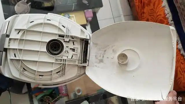 分离后的电饭煲上盖