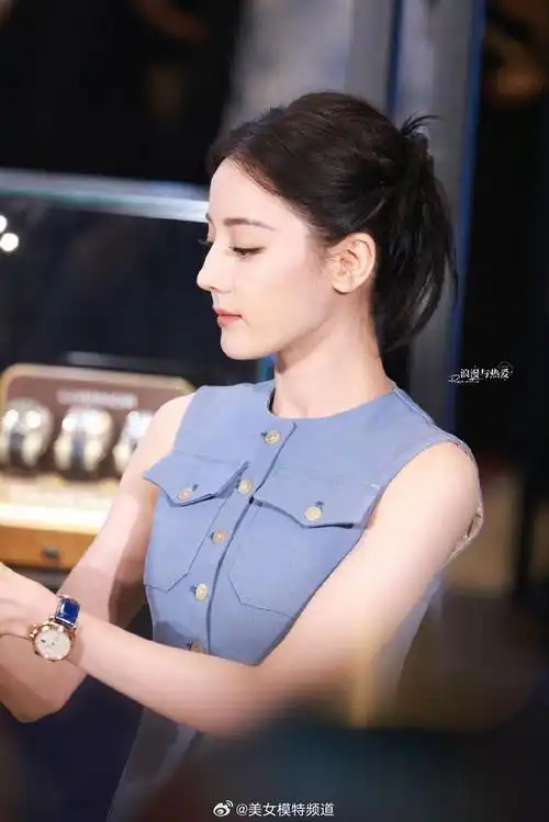 迪丽热巴穿蓝色套装秀身材盘发造型侧颜线条优越