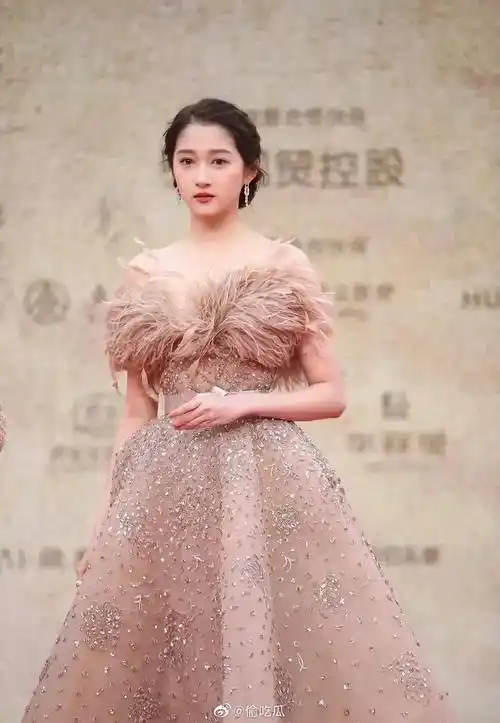 金鸡红毯精彩瞬间:宁静省布料,女星挺孕肚上场,朱亚文光头亮了_倪妮