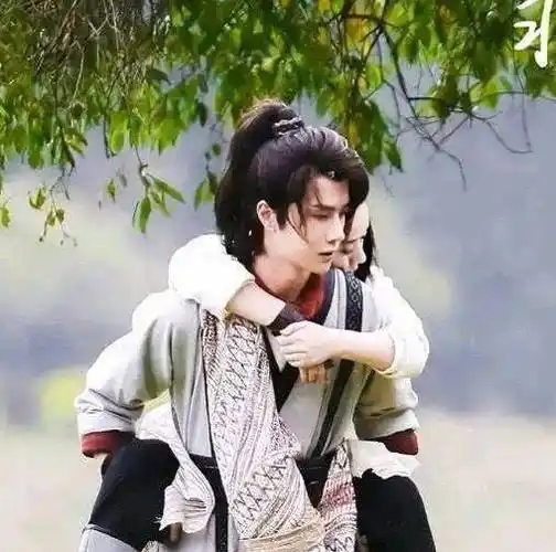 原创有翡公开赵丽颖王一博情侣戏码两人亲密拥抱网友说像母子