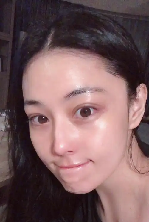 张馨予公开恋情后再晒香汗淋漓素颜照,下巴超怪异