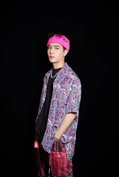 175cm王嘉尔很会穿,轻松切换不同风格,这三种组合精致时髦