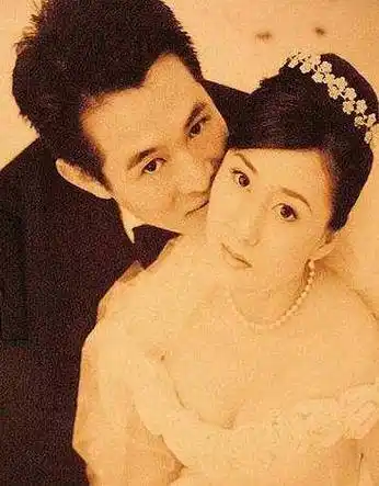 李连杰为什么钟情利智,放弃黄秋燕?