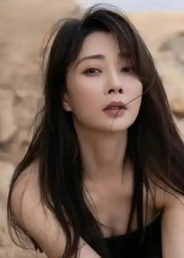 提起演员殷桃,相信大家都忘不了她在电视剧《幸福像花儿一样》饰演的