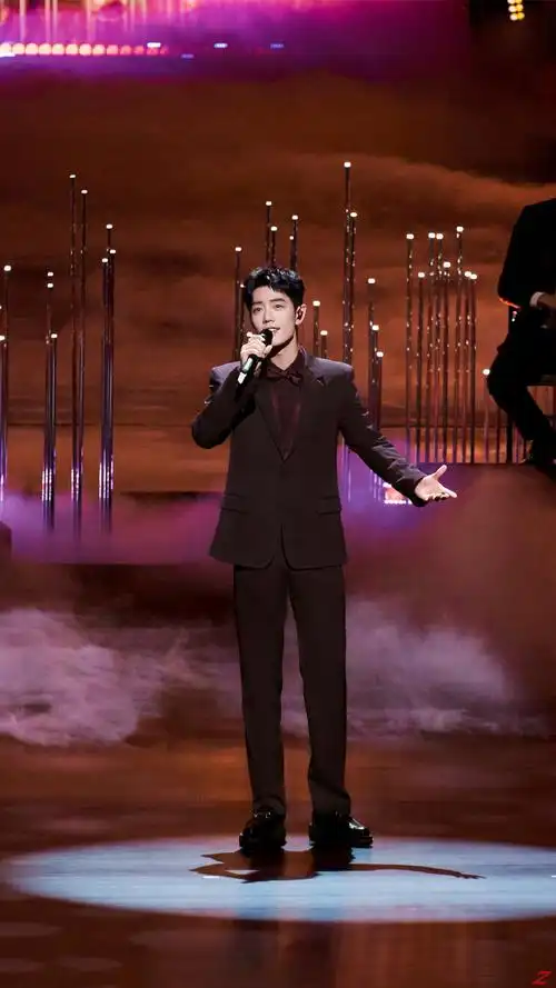 肖战北京文化论坛文艺晚会有节目##肖战深情演唱月亮代表我的心