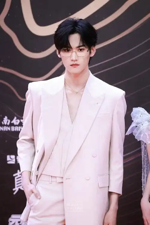 深v白西装77金丝眼镜帅到尖叫妥妥的贵公子#周柯宇保龄球港风大片