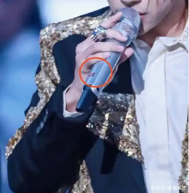 易烊千玺话筒细节曝光,小红花是儿童纹身贴,为宣传新作费尽心思