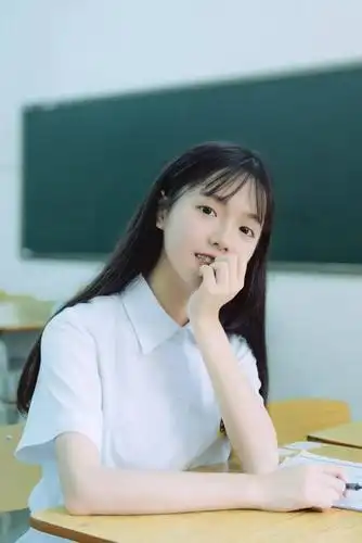 这货竟然是东莞东华中学的校服我怀疑自己读了假的东华