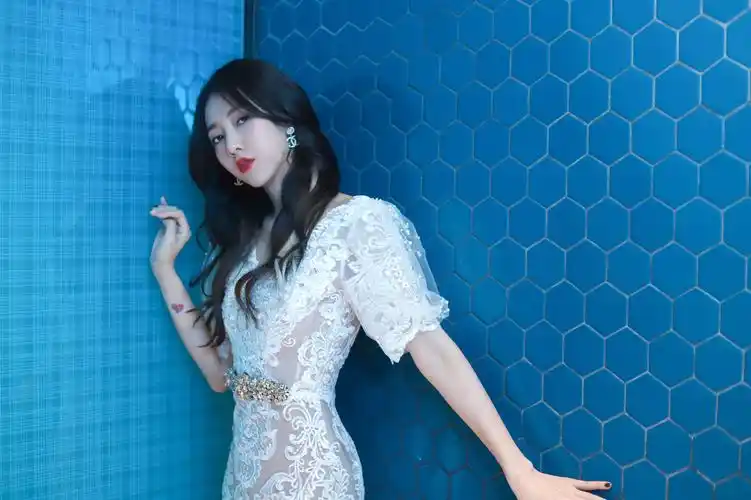 国贸金鸡之夜弦子助阵李茂新片 献唱片尾曲《灿烂的你》