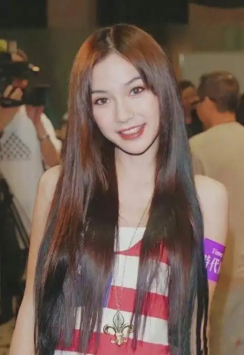 angelababy出席参加互动时,一头长发也已经及腰,而且中分的造型也让她