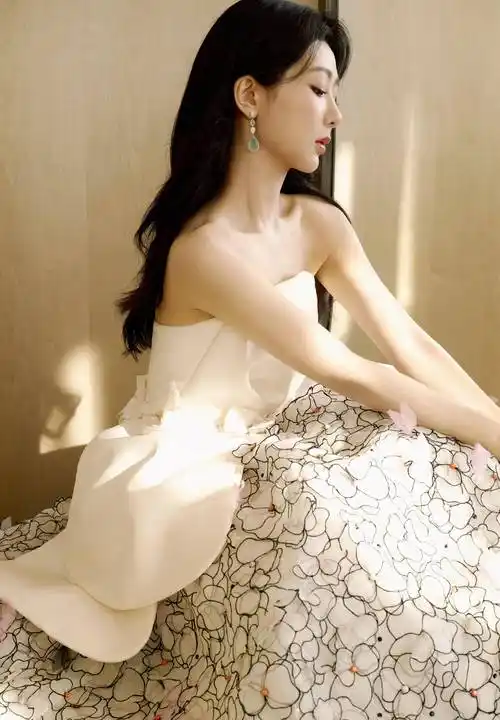 杨紫墨蝶大裙白裙,优雅大方,仙气十足!_蝴蝶_水墨_时尚