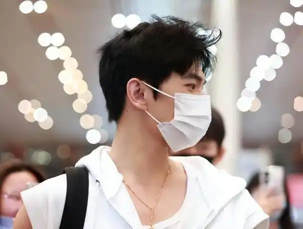 谁才是"军艺校草"?沙溢沈腾杨洋晒照互相拆台,岳云鹏评价亮了