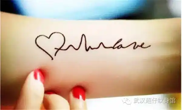 心电图纹身代表着跳动的心脏和生命力,人生在世会遇到各种压力和困难