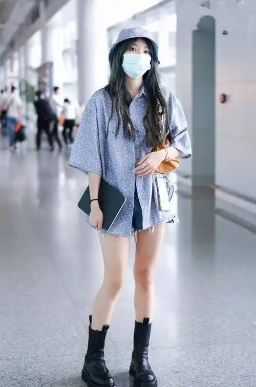 程潇为了秀身材故意穿黑色露脐装搭配超短裤效果不要太好