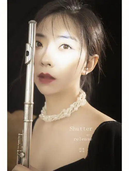 长笛乐器乐器肖像长笛女孩优雅形象照
