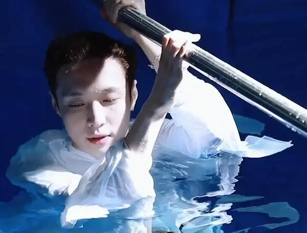 炎炎夏日张艺兴这个视频看得我好想游泳00