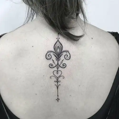 女生后背上黑灰点刺抽象线条创意植纹身图案