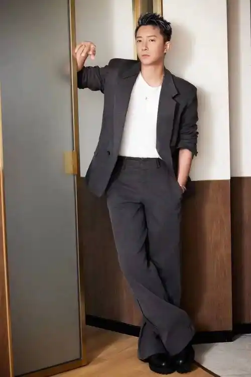 1/5韩庚献唱雪碧酷光灯闪耀之夜,释出一组造型写真.