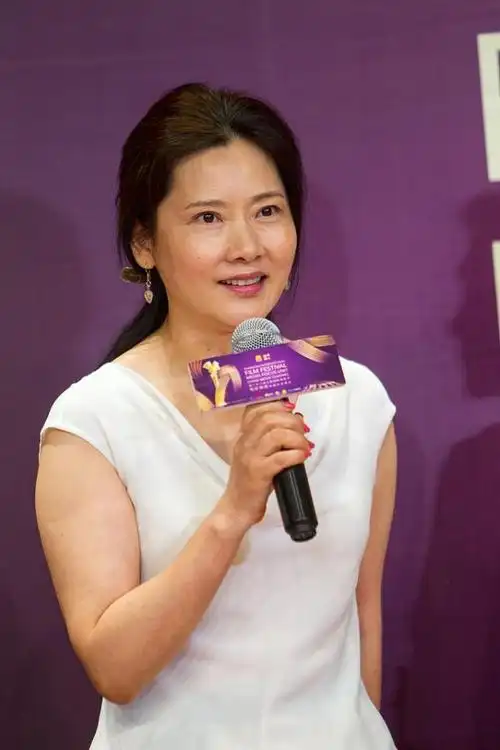 一级演员何赛飞的素颜也不老,快60岁的年纪,仍有年轻的状态