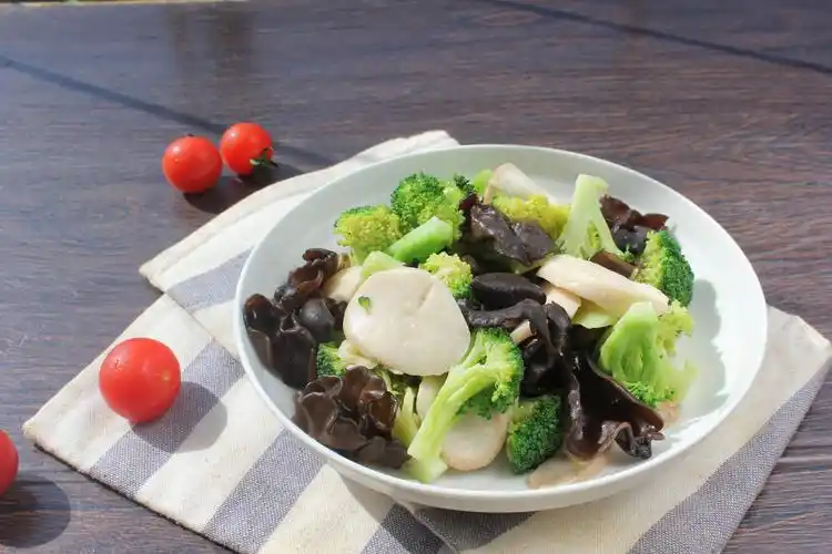 这三样素菜一起炒鲜美极了,不放肉也很香,低脂饱腹,多吃不长胖