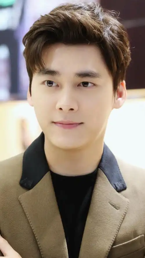 首页 图片大全 明星 李易峰高清活动图片 (1/ 9) 2016-10-26 17:21:25