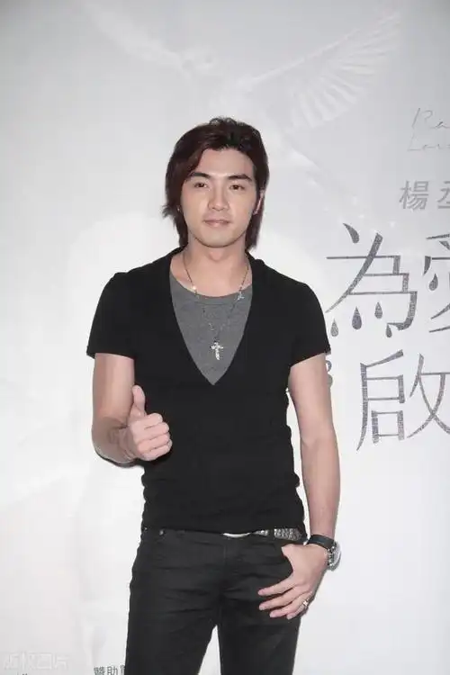 偶像剧男星贺军翔晒近照,身材发福颜值不再却更添成熟魅力!