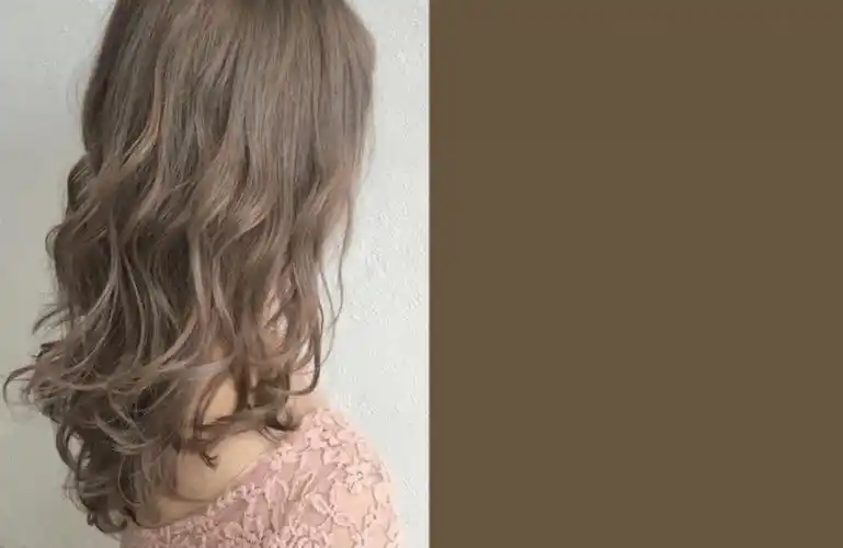 玫瑰杏色带有冷调的玫瑰杏色,充满柔雾透明感,同时适合冬日与春季.