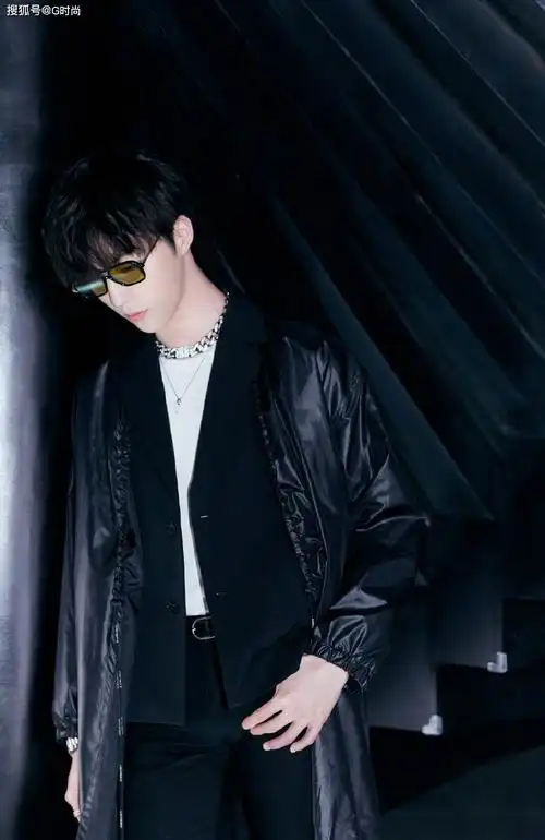 陈立农一身黑色look完美展现酷帅洒脱态度,穿梭多维时空,帅气十足