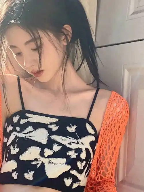 鞠婧祎晒橘意随拍美照 秀精致锁骨甜辣迷人